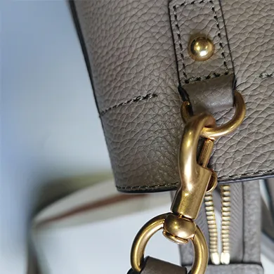 Fixed or detachable shoulder straps