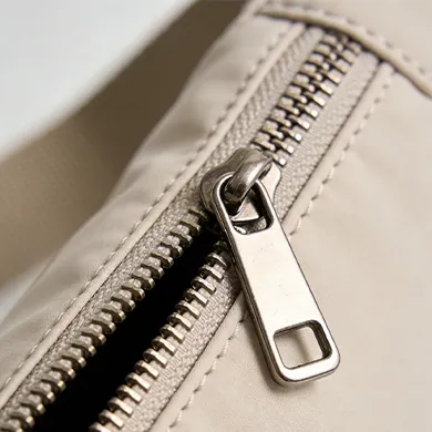 Smooth zipper sliders and pullers