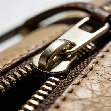 Zipper or magnetic closures